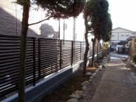 台風で壊れてしまった万年塀をフェンスにお取替え 台風で壊れてしまった万年塀をフェンスにお取替え